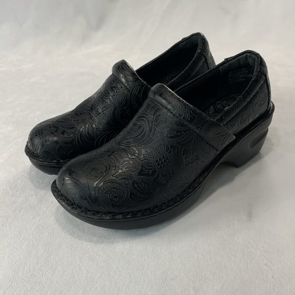 b o c Peggy Comfort Clogs Mules Slip-On Black Faux Leather Embossed Size 7.5 - Picture 5 of 15